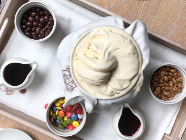 Helado de vainilla recién hecho con toppings